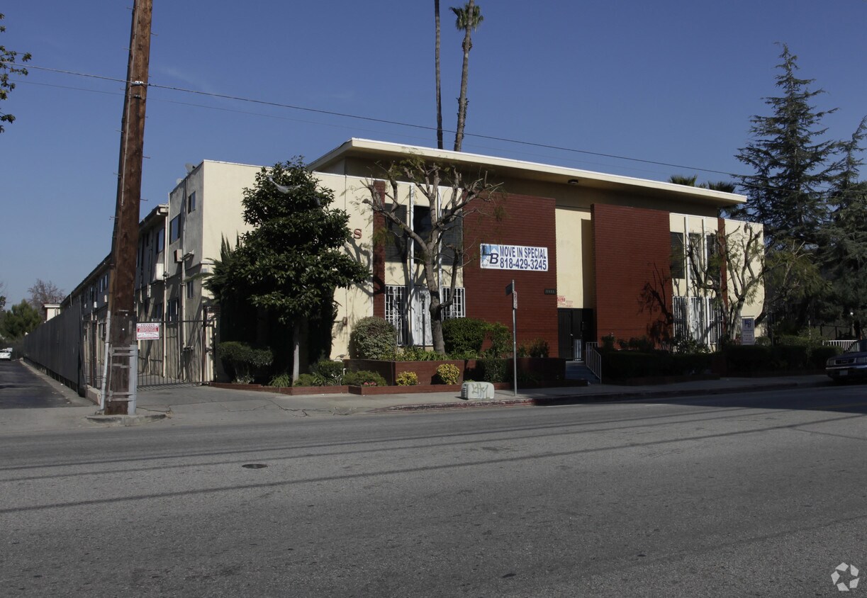 Primary Photo - 13855 Oxnard St