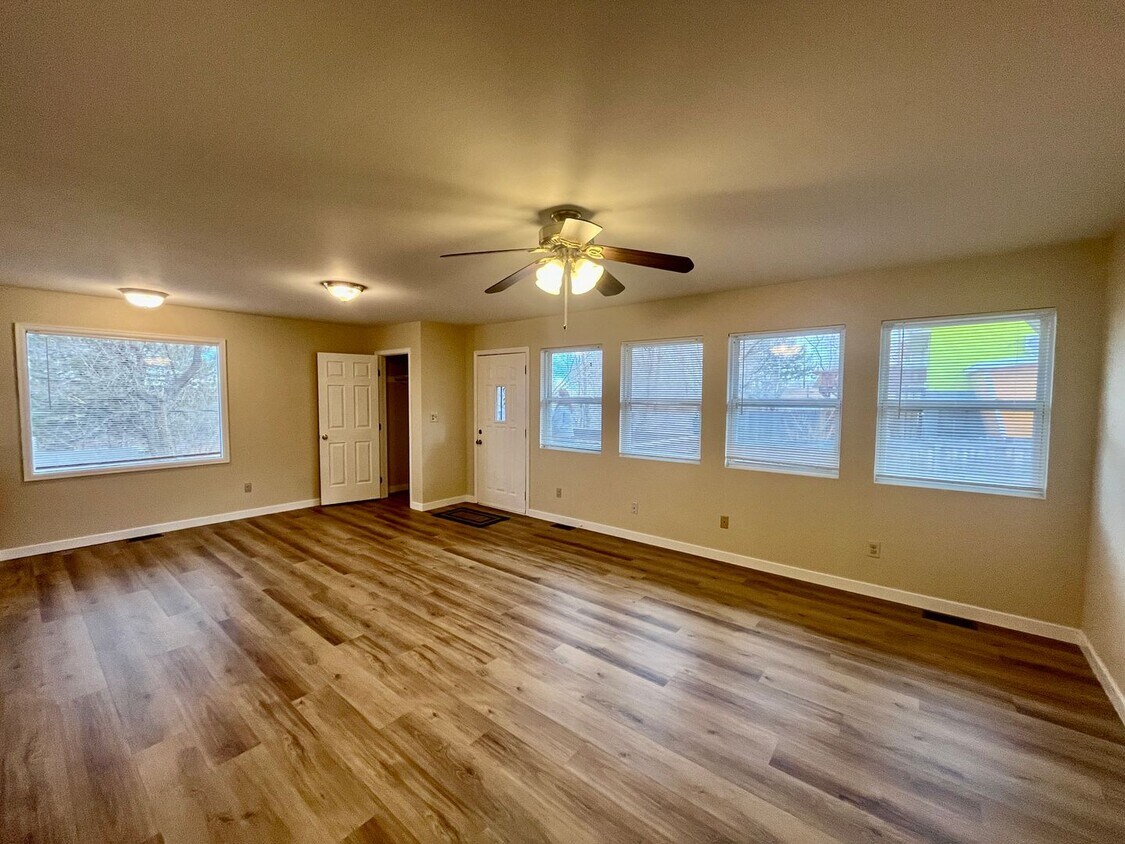 Primary Photo - NEWLY UPDATED 3 BEDROOM DOWNTOWN DUPLEX