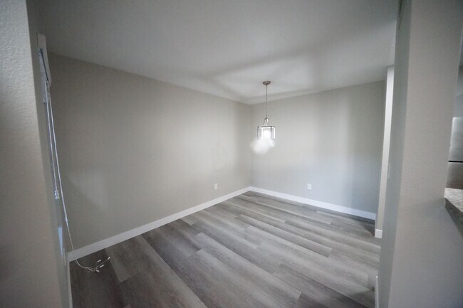 Building Photo - SHOWINGS AVAILABLE NOW