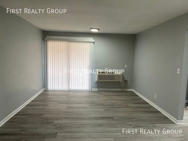 Building Photo - 305 N Broadway-#8