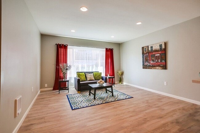 Building Photo - 360 Rosecrans St