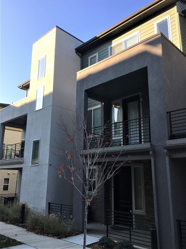 Primary Photo - Amazing Townhome in Littleton