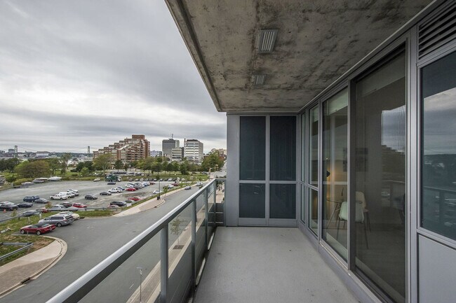 Photo du bâtiment - 49 Kings Wharf Pl
