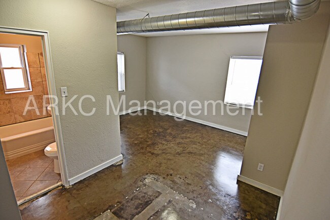 Building Photo - 625 E Armour Blvd