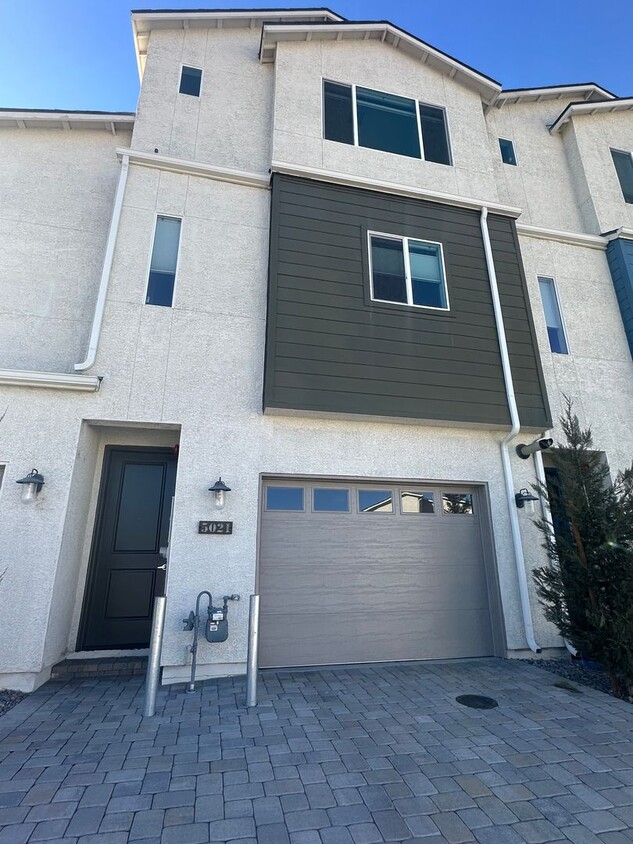 Foto principal - Stunning 3-Bed, 2.5-Bath Townhome in Gated...