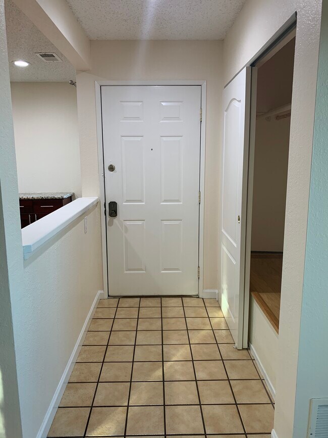 Entrance - 53 Shaniko Cmn