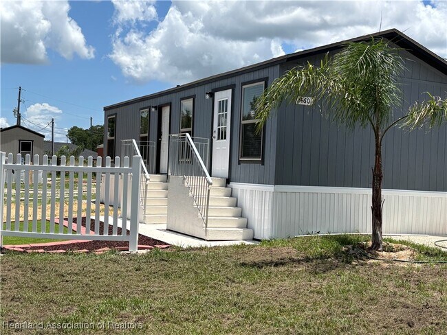 Foto del edificio - 2460 Hammock Rd Rd