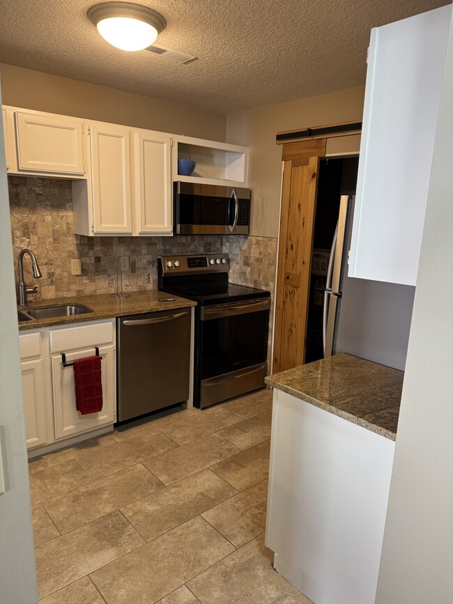 Foto del edificio - 9438 Ranchview Ln N