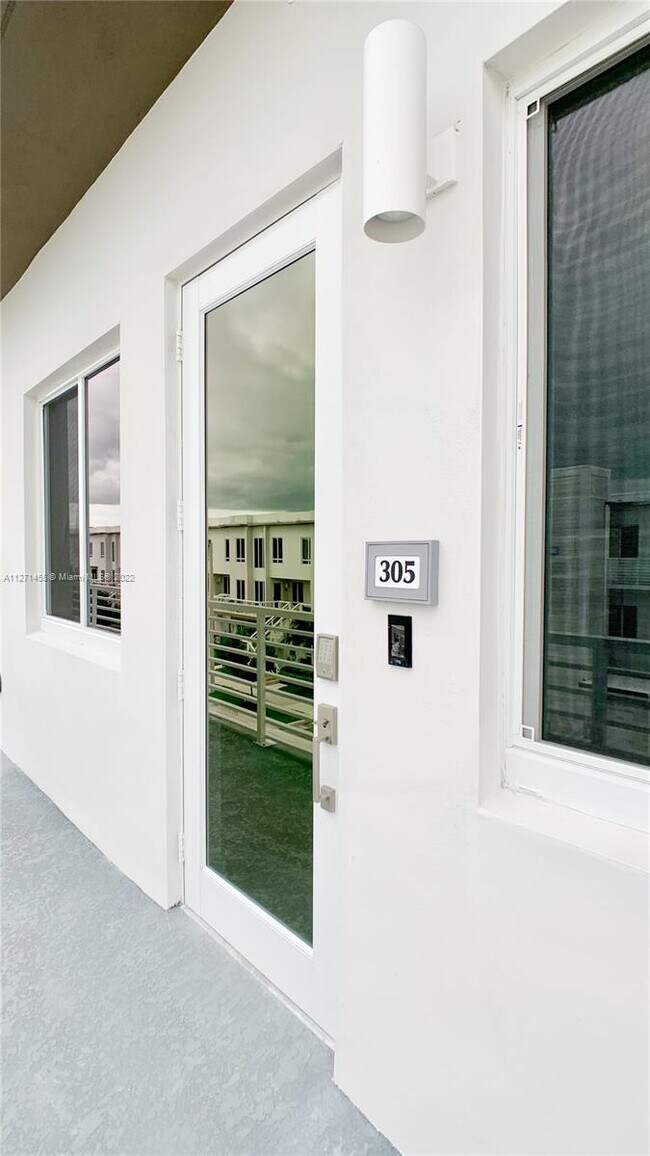 Foto del edificio - 6420 NW 102nd Path