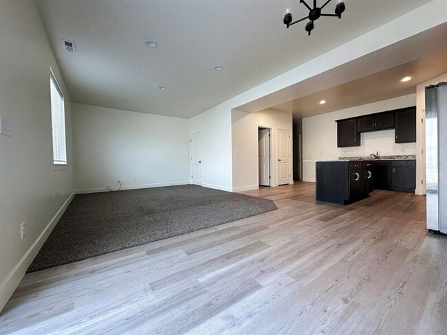 Foto del edificio - 250 1200 S