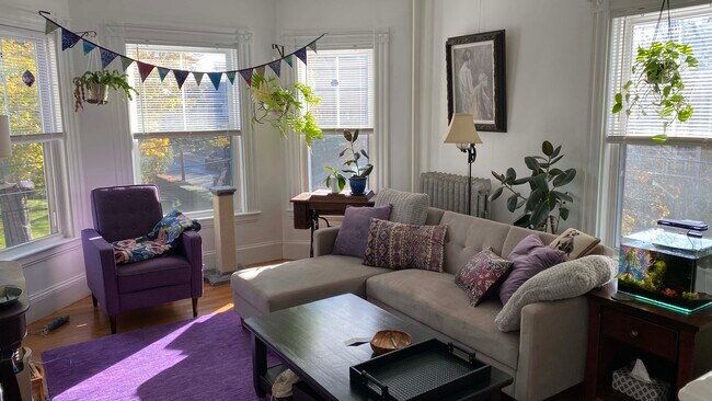 Dormitorio principal (actualmente utilizado como segunda sala de estar) - 133 Eliot Ave