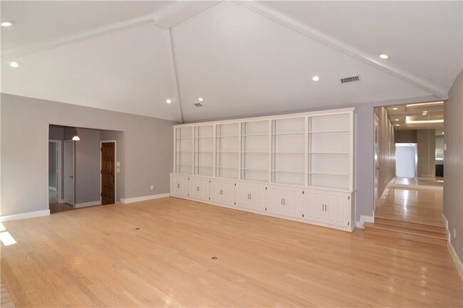Building Photo - 6214 Twin Oaks Cir