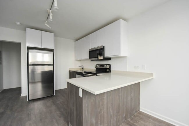 Building Photo - 940 W Winona St