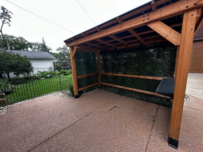 Building Photo - Great Eastside Location 3-Bedroom Bungalow...