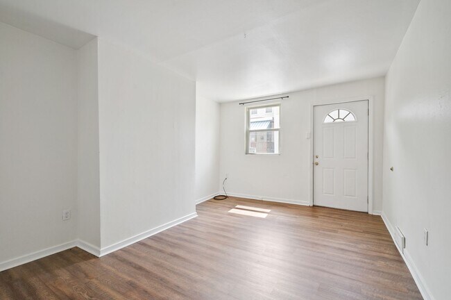 Foto del edificio - 2 bed 1 bath with fresh updates - great location, fenced in yard