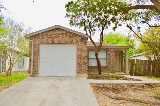 Building Photo - Beautiful 2 bed 2 bath with new flooring a...