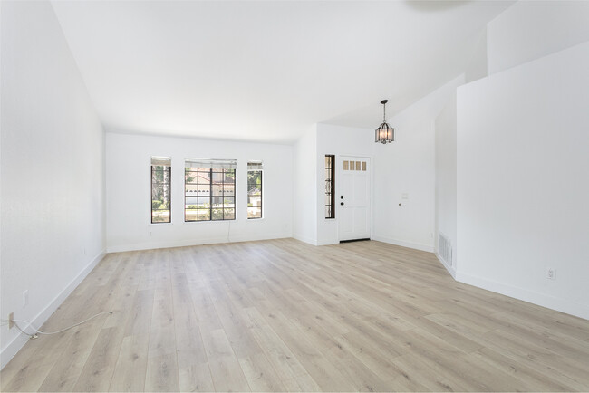 Building Photo - 24729 Laurelcrest Ln