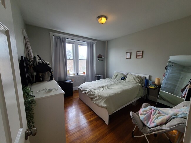 Building Photo - Renovated 1 bed - Dishwasher - Granite Cou...