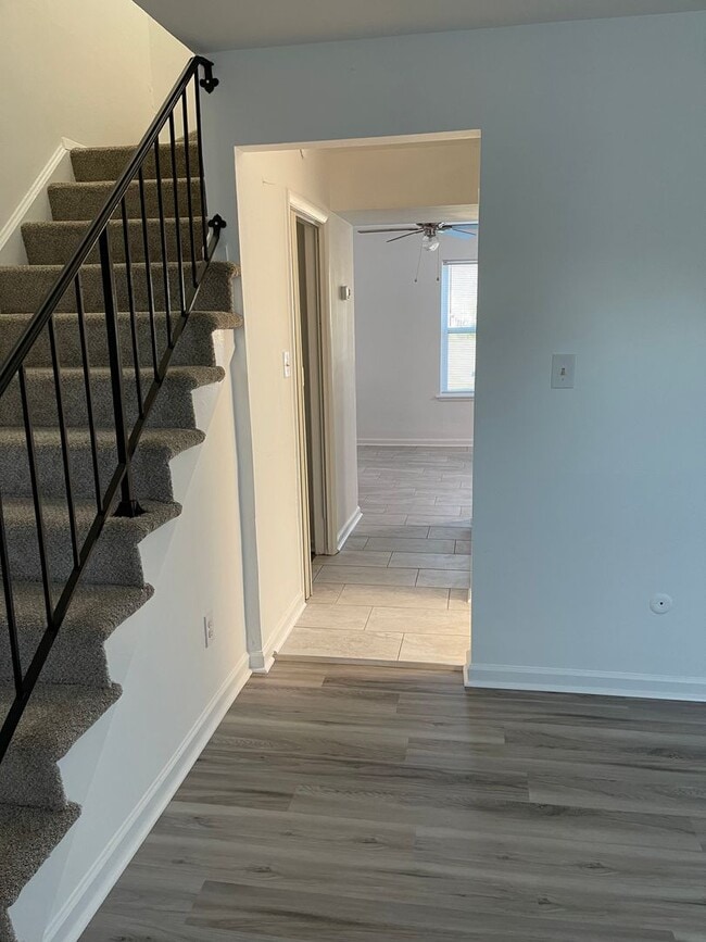 Building Photo - Centrally Located 3BR Townhome – Close to Everything!