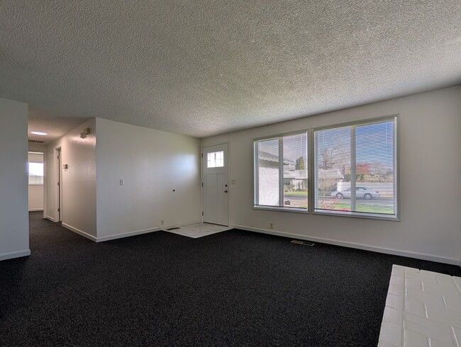 Building Photo - Newly Renovated 3-Bedroom, 1.5-Bath in Fantastic Neighborhood- Sheldon HS District