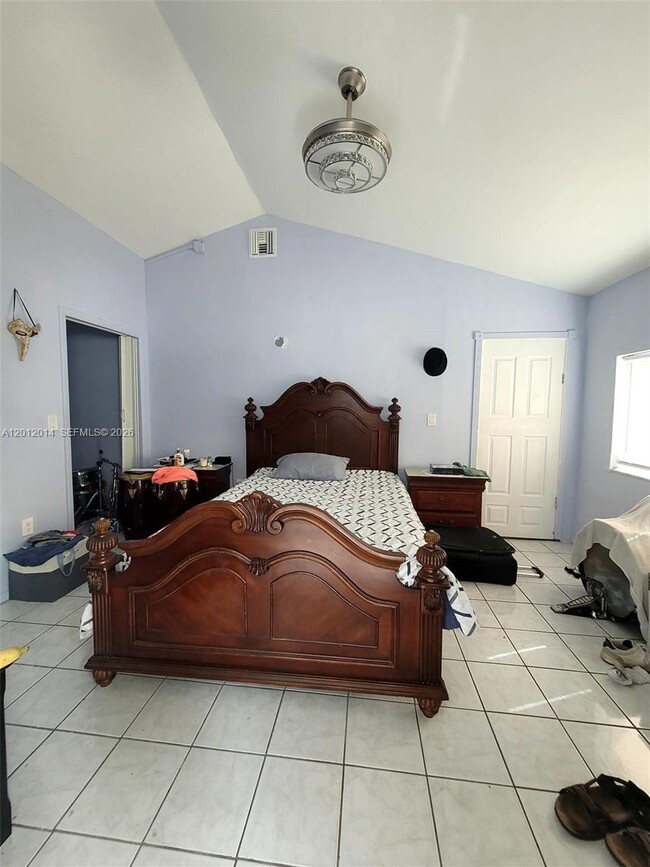 Foto del edificio - 2385 NE 185th St