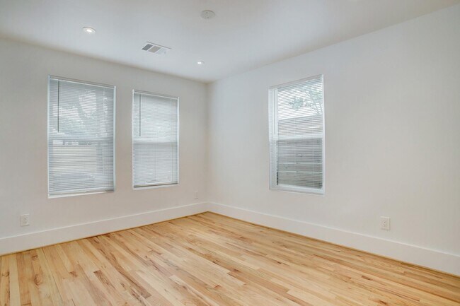 Foto del edificio - 6107 N Main St