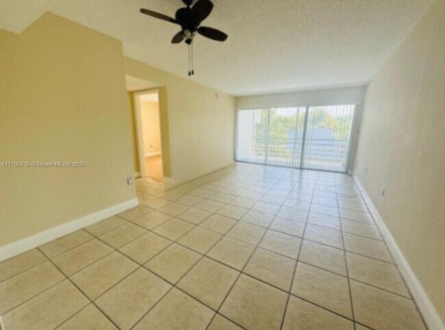 Foto del edificio - 4215 N University Dr