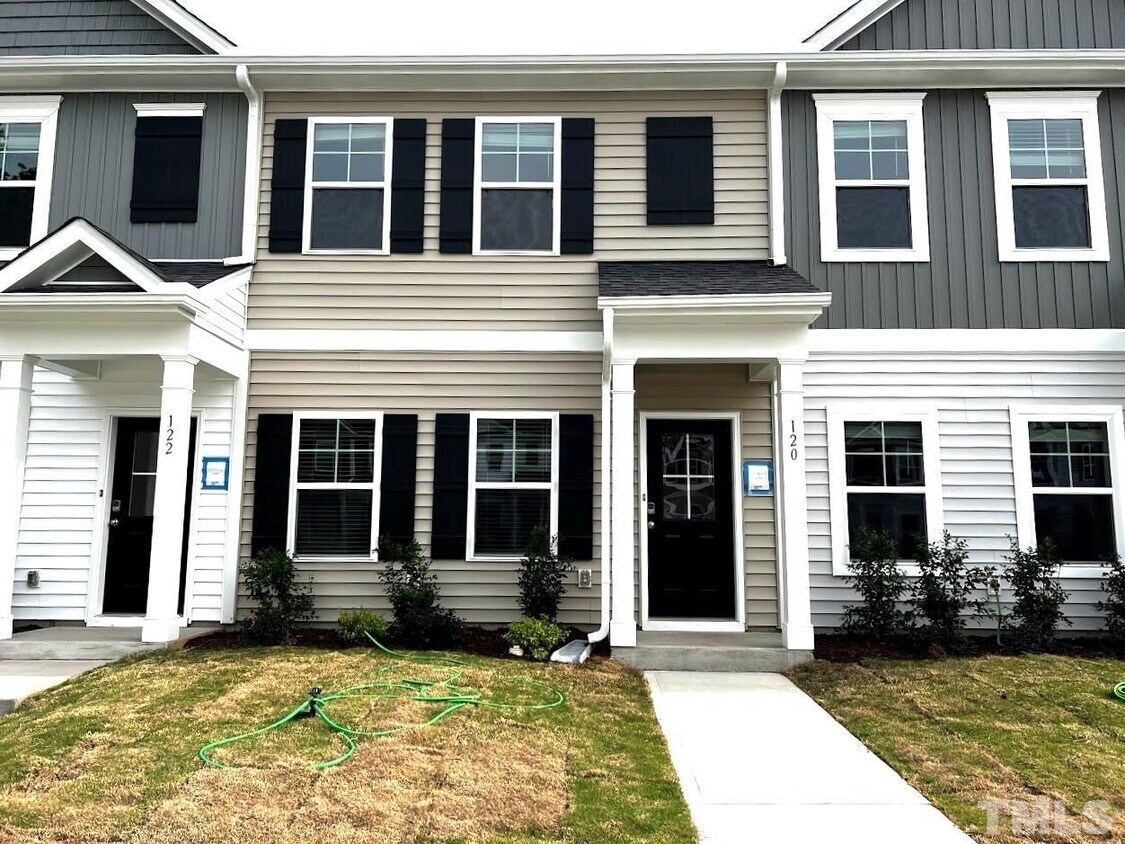 Foto principal - 3 Bedroom Townhome for Sale