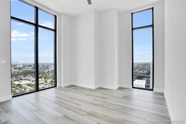 Building Photo - 400 NW 1st Ave