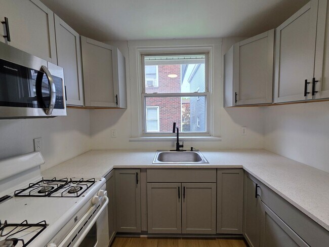 Foto del edificio - Space 3 bed 1 bath house for rent in Braddock!