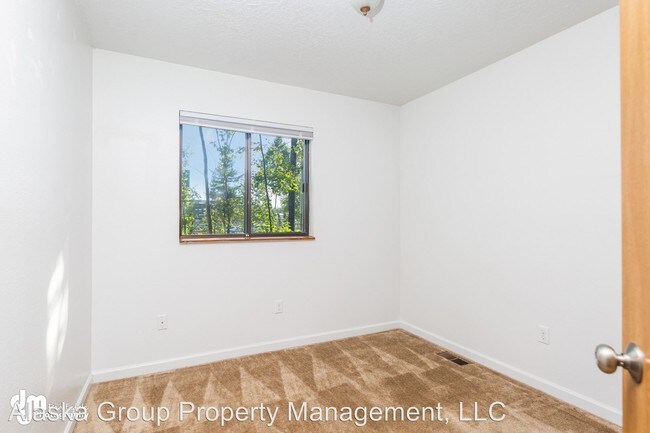 Building Photo - 8000 Queen Victoria Dr