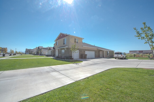 Building Photo - Beautiful Townhouse In Pleasant Grove!