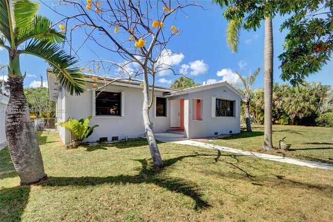 Building Photo - 1023 S Palmway