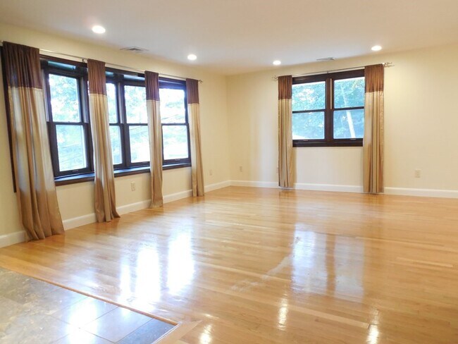 Foto del edificio - 182 Totten Pond Rd