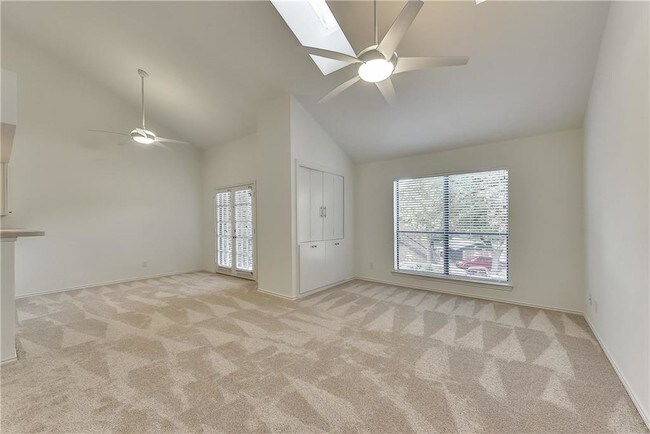 Building Photo - 7525 Holly Hill Dr