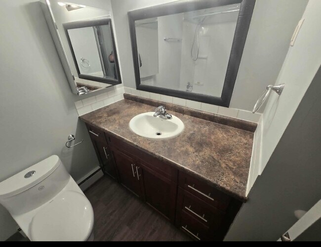 Photo du bâtiment - 155-155 Mighton Ave