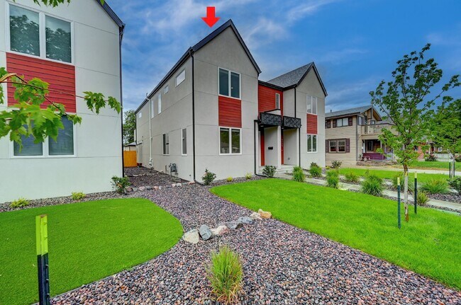 Foto del edificio - $3,900 - 4 Bed, 3.5 Bath Updated Townhome ...