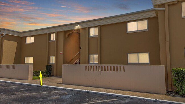 Foto del edificio - 1000 Lake of the Woods Blvd