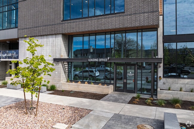 Building Photo - Karve on Broadway