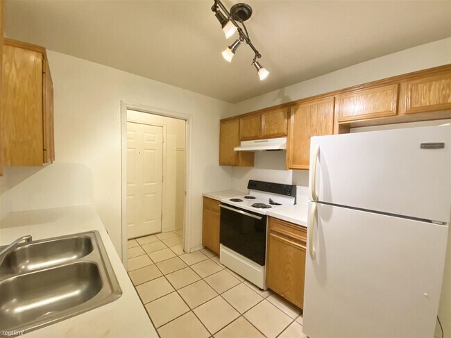 Building Photo - 3 br, 2 bath Duplex - 4605 Wade Dr B