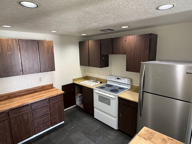 Building Photo - Cozy Condo in NE Bend!