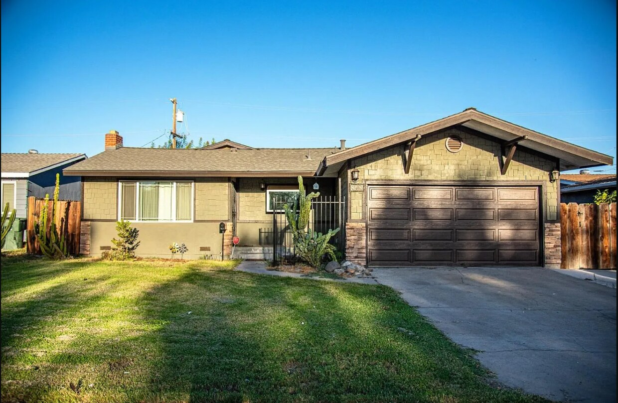 Primary Photo - 3 Bedroom 2 Bathroom Available Now in Atwa...