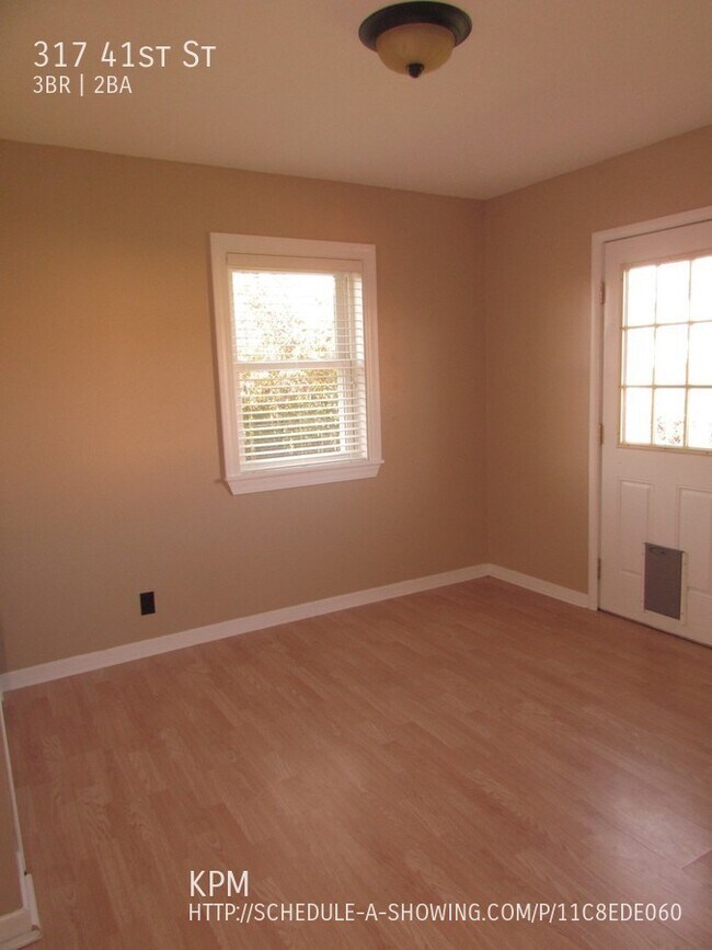 Foto del edificio - 3 BEDROOM | 2 BATHROOM | GARAGE | WEST