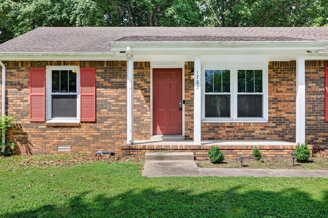 Building Photo - Pet Friendly Three Bedroom!