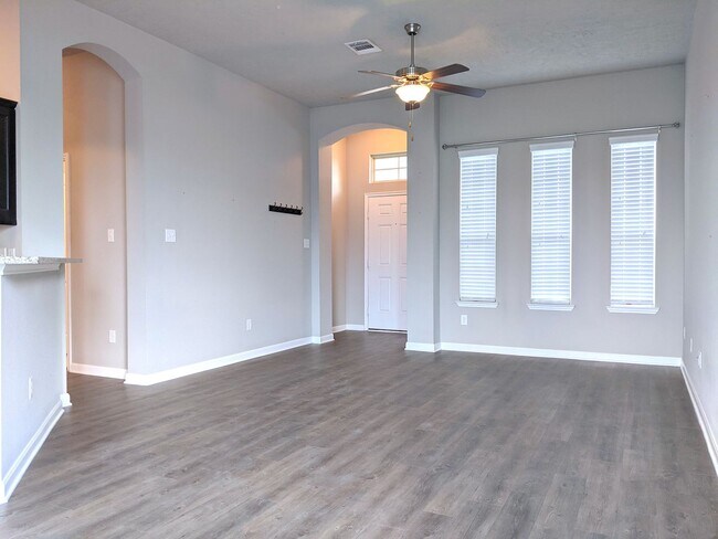 Building Photo - Available for JUNE 2025 Move-in! Wonderful...
