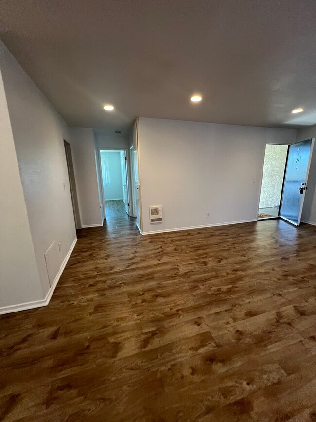 Foto del edificio - 1676 Maple Ave