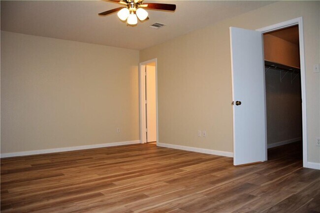 Foto del edificio - 4616 Woodstock Dr