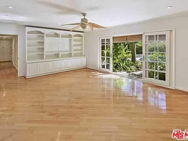 Foto del edificio - 1681 Stone Canyon Rd