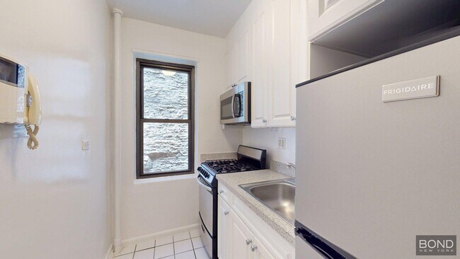 Building Photo - 124 E 24th St