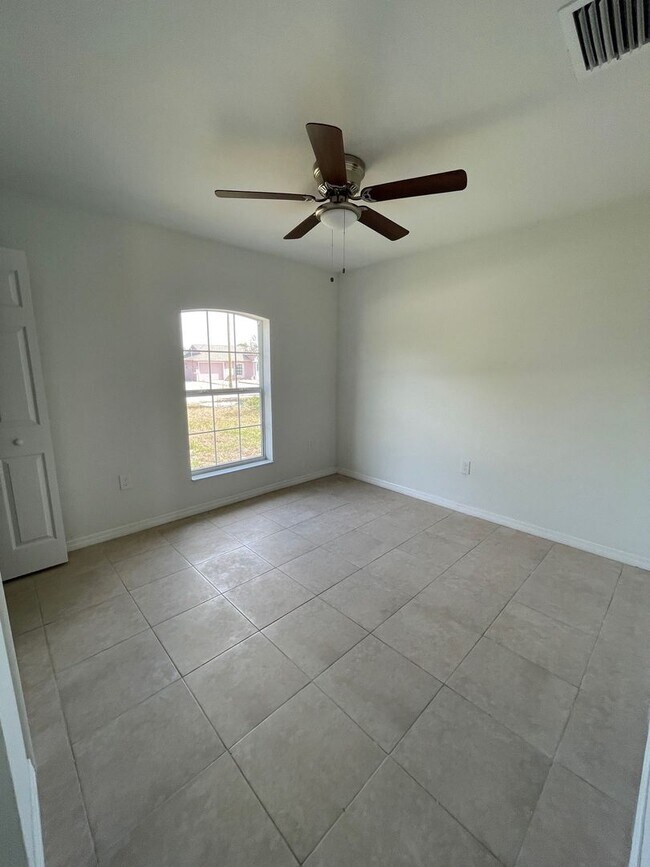 Foto del edificio - 3055 Morning Glory Dr